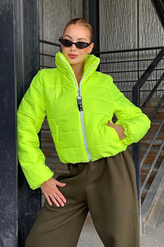Neon yeşil renkli, dik yakalı ve fermuarlı kısa şişme mont.
