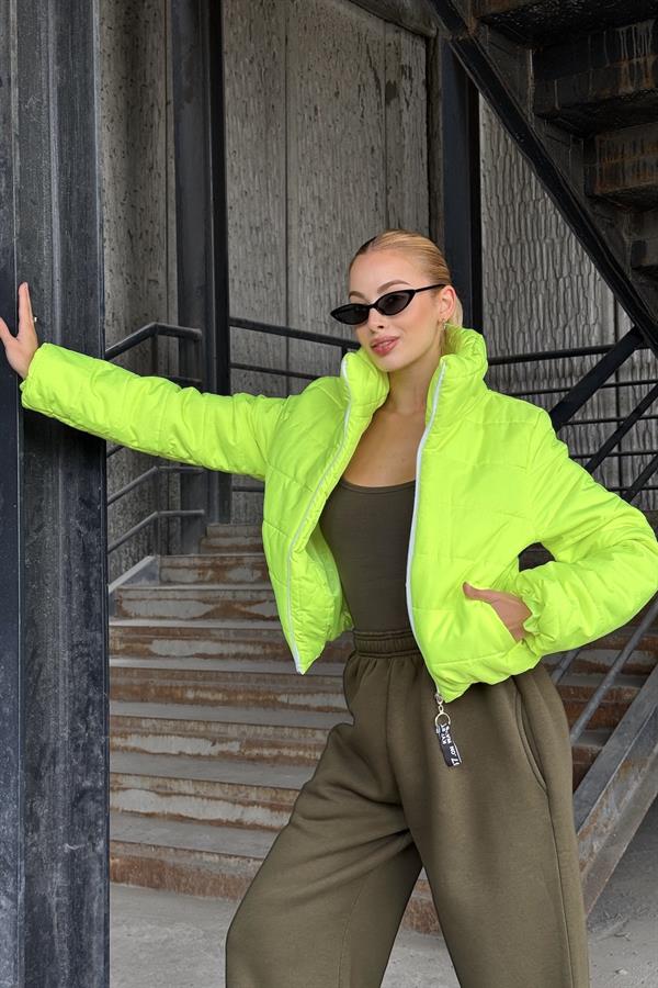 Neon Yeşil Sırtı Taş Baskılı Dik Yaka Kısa Şişme Mont