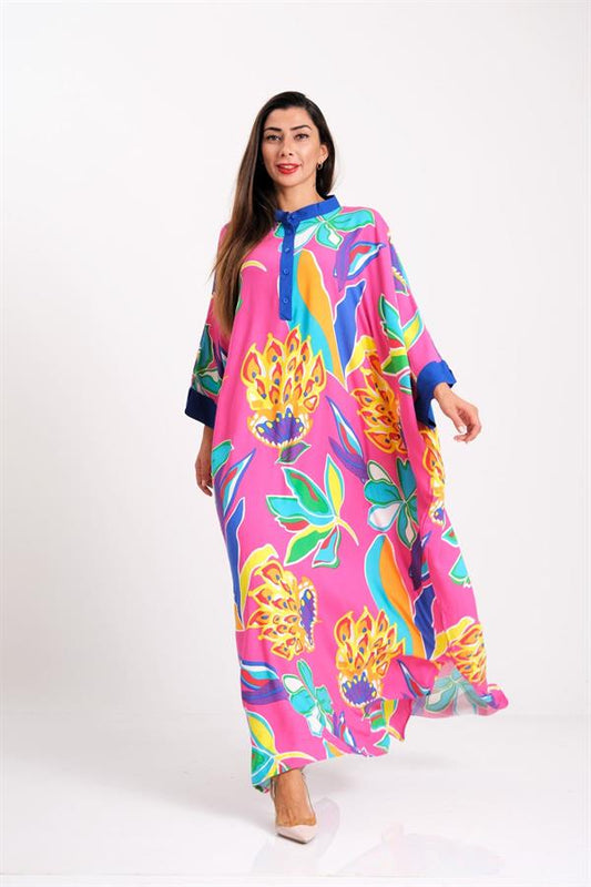 Pembe renkli, çiçek desenli, yarasa kollu ve önü düğmeli uzun oversize elbise.