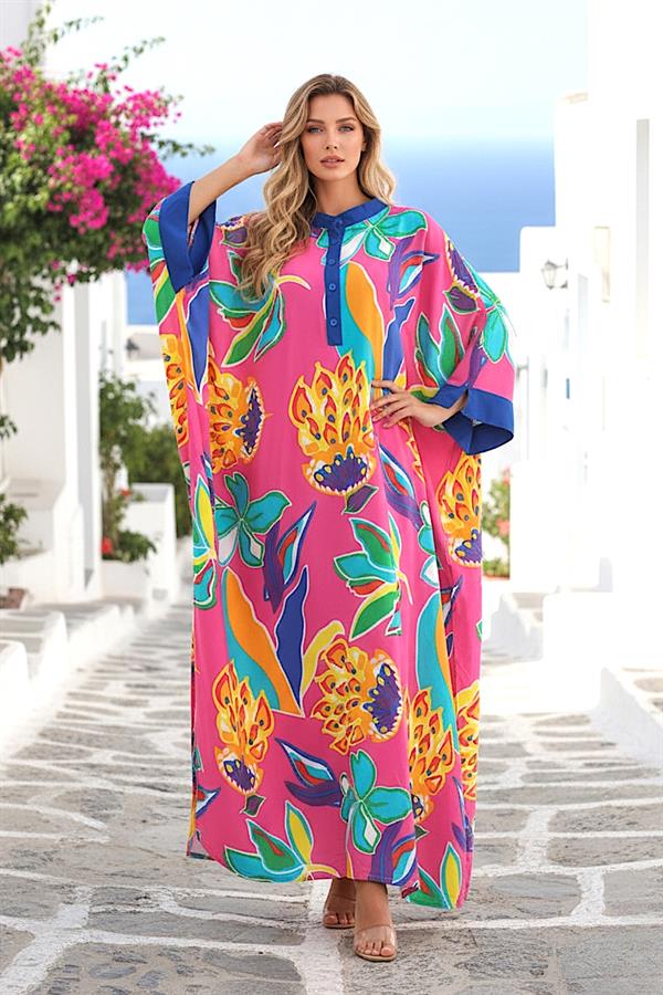 Pembe renkli, çiçek desenli, yarasa kollu ve önü düğmeli uzun oversize elbise.