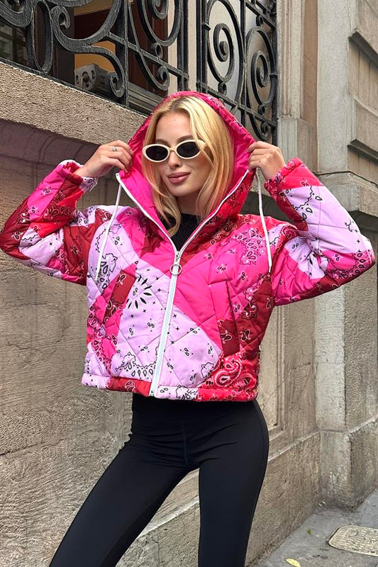 Pembe desenli, kapüşonlu, fermuarlı ve kısa kesim şişme mont.