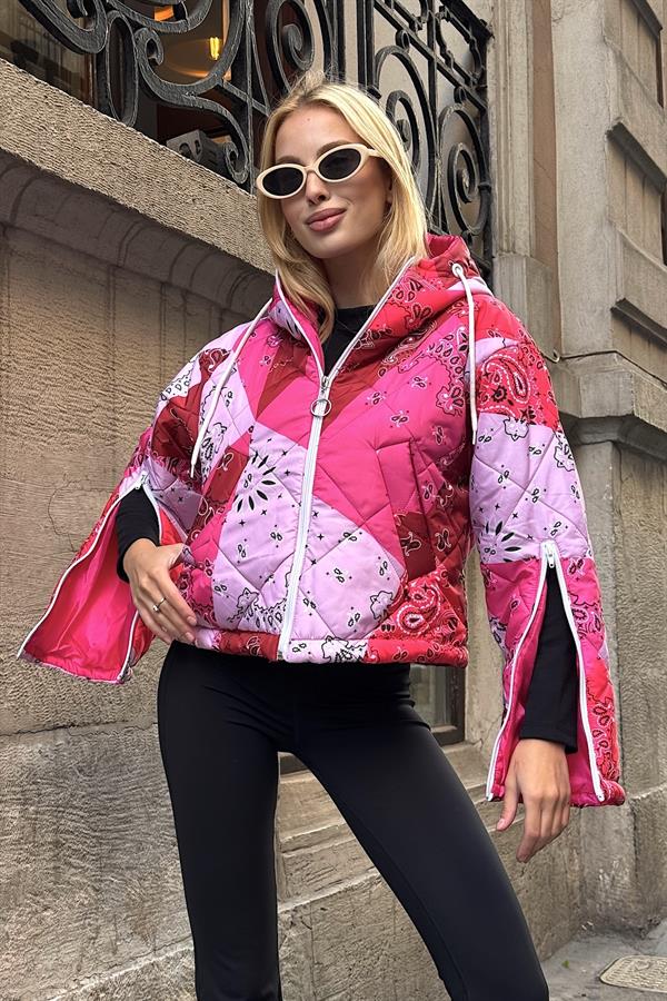 Pembe Desenli Kapüşonlu Kolları Fermuarlı Kısa Şişme Mont