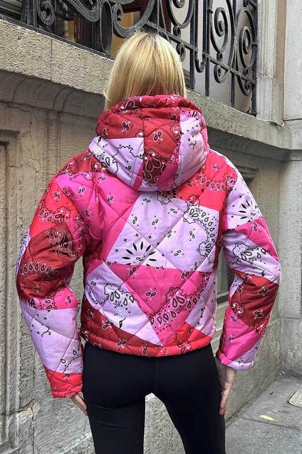 Pembe Desenli Kapüşonlu Kolları Fermuarlı Kısa Şişme Mont