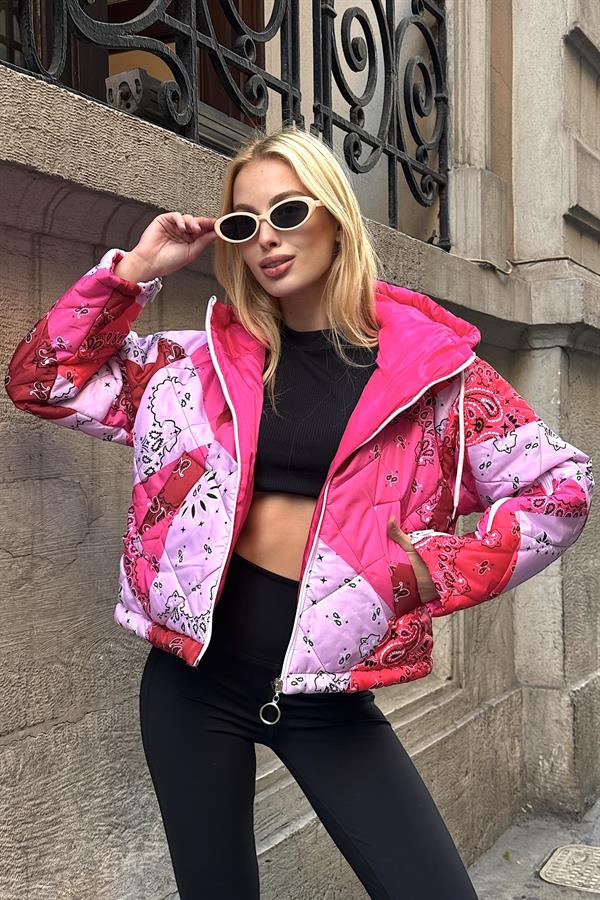 Pembe Desenli Kapüşonlu Kolları Fermuarlı Kısa Şişme Mont