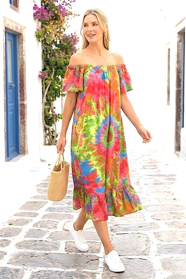 Pembe etnik desenli, madonna yaka, viskon kumaştan üretilmiş midi boy elbise.