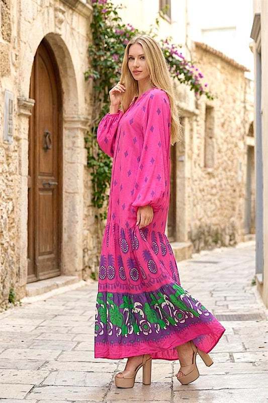 Pembe renkli, etnik desenli, balon kollu ve kat kat etekli uzun viskon elbise.