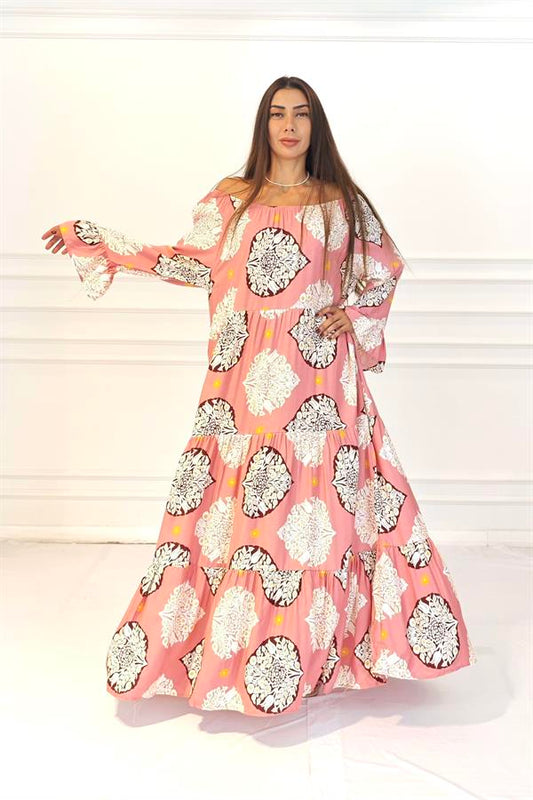 Pembe renkli, madonna yakalı, desenli ve kat kat etekli uzun viskon elbise.