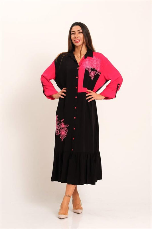 Pembe ve siyah renkli, nakış detaylı, fırfırlı etekli ve uzun kollu gömlek elbise.