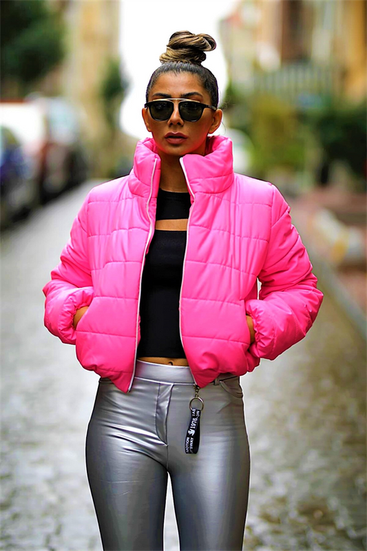 Dik yakalı, parlak pembe renkli ve kısa kesim su geçirmez şişme mont.