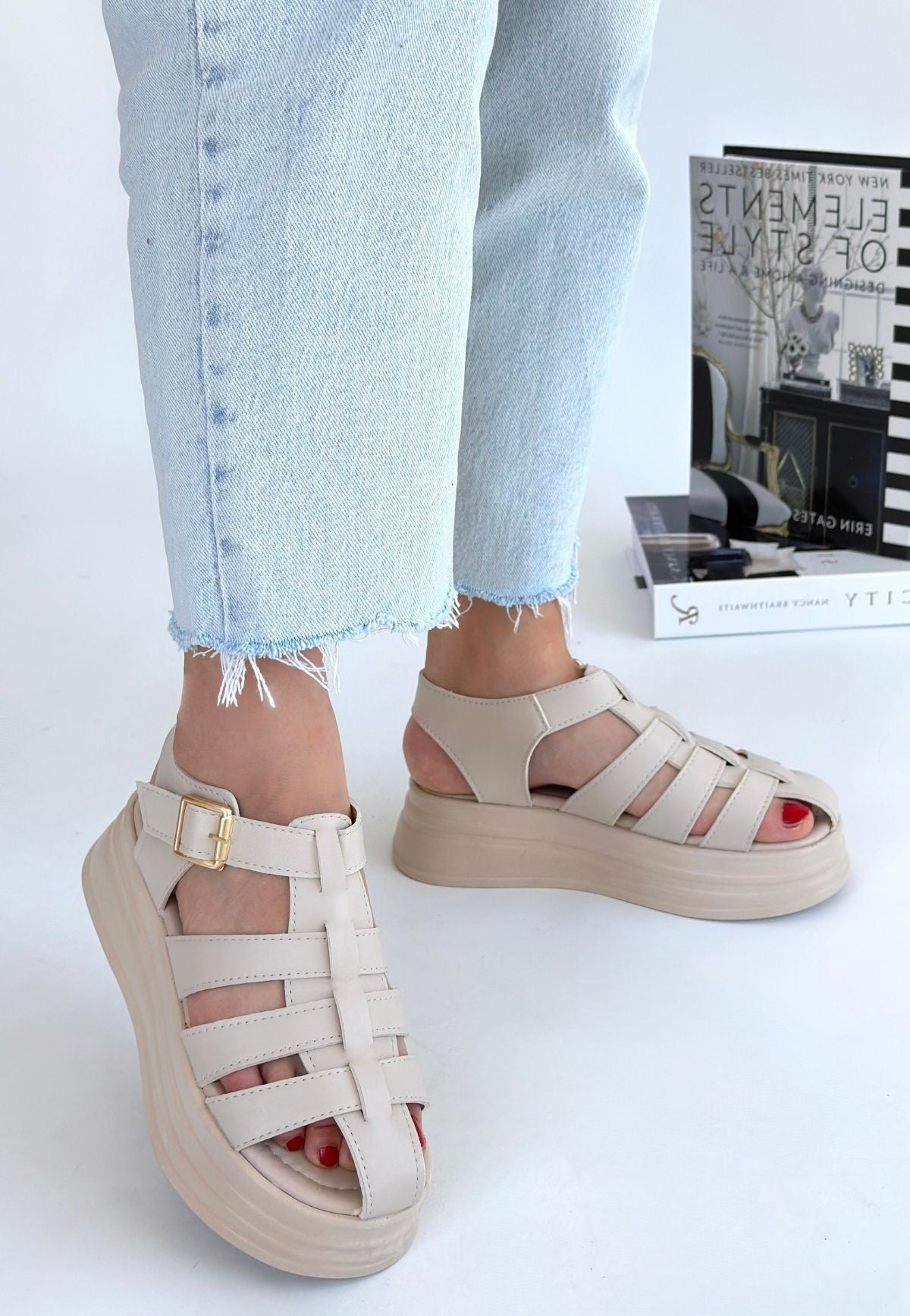 Toten Bej Cilt Kemerli Sandalet