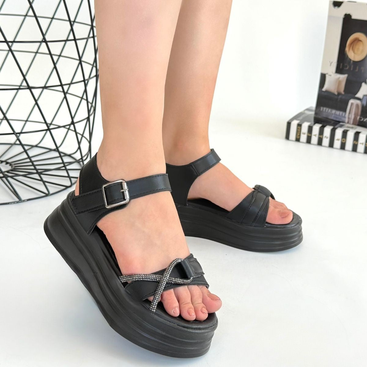 Luno Siyah Cilt Kemerli Sandalet