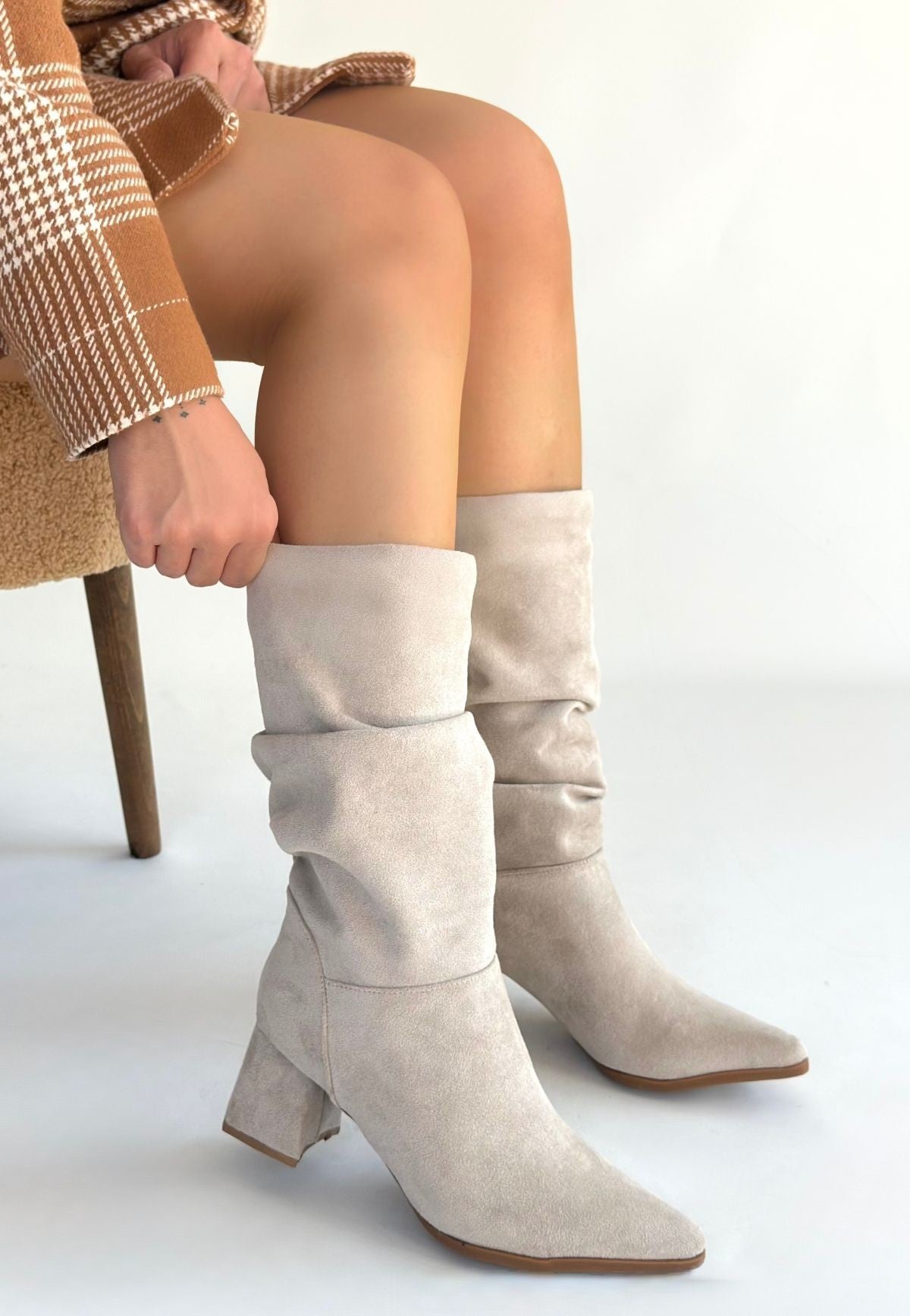 Titen Bej Süet Körüklü Topuklu Çizme