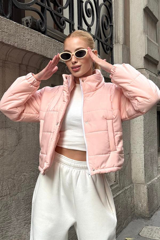 Pudra rengi, dik yakalı, fermuarlı ve çıtçıtlı kısa şişme mont.