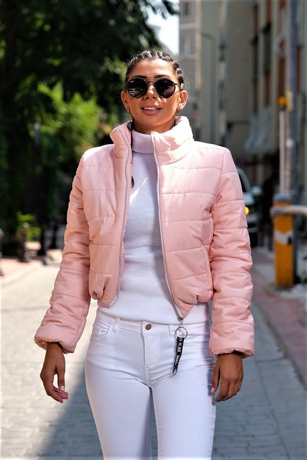 Pudra rengi, dik yakalı, su geçirmez ve kısa kesim şişme mont.