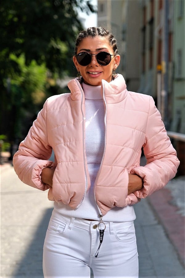 Pudra rengi dik yakalı, su geçirmez, kısa şişme mont.