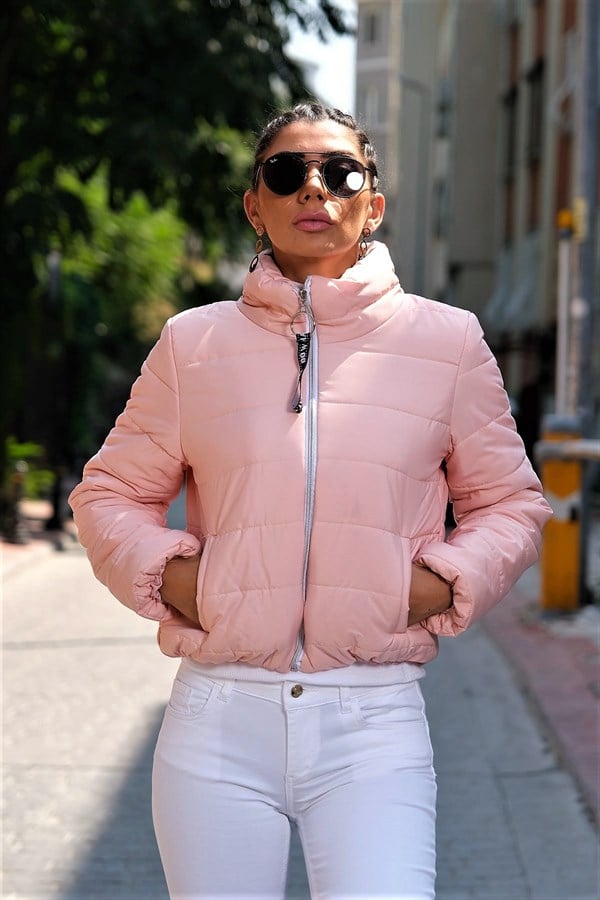 Pudra rengi dik yakalı, su geçirmez, kısa kesim şişme mont.