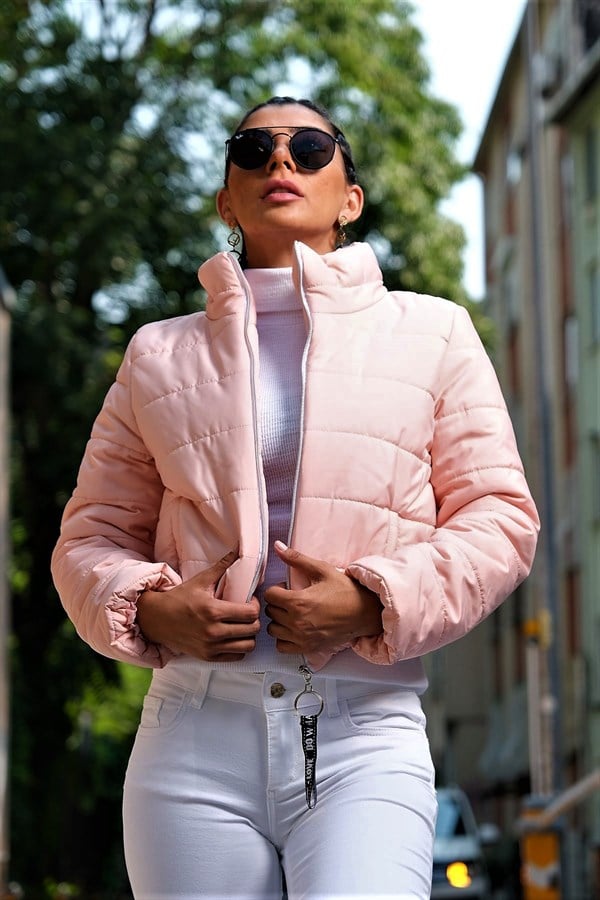 Pudra rengi, dik yakalı, su geçirmez, kısa şişme mont.