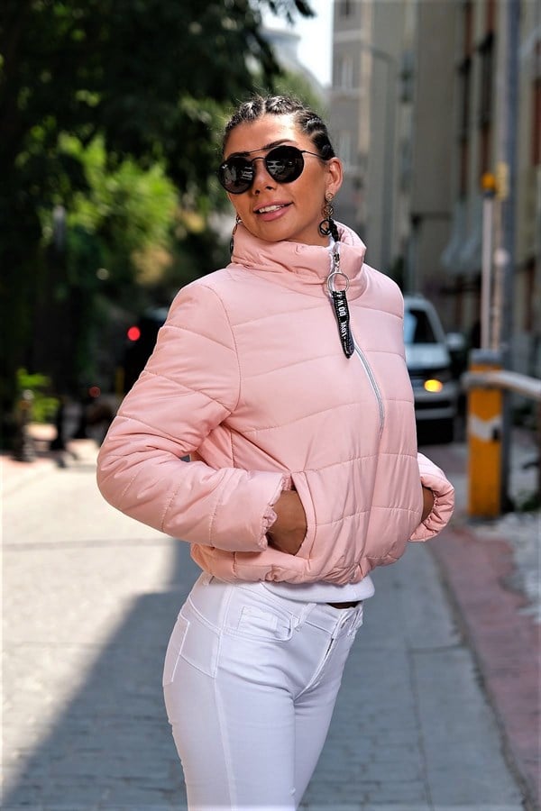 Pudra rengi, dik yakalı, su geçirmez ve kısa kesim şişme mont.