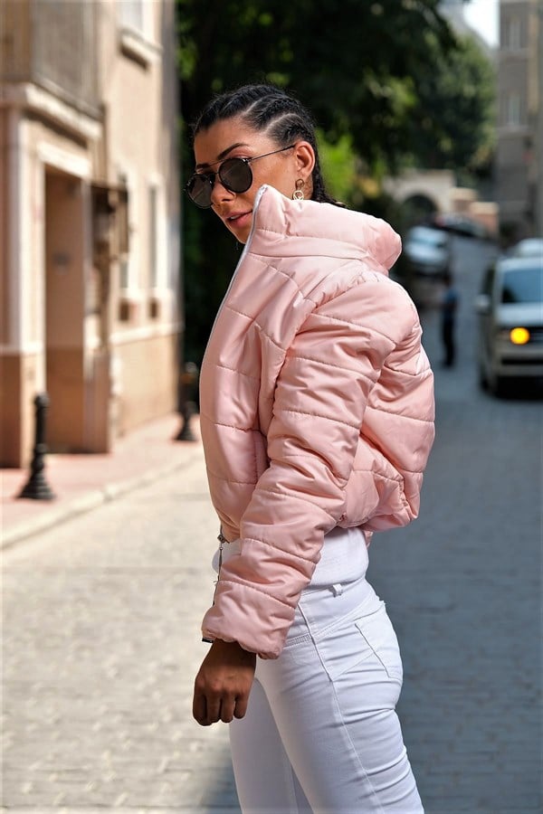 Pudra rengi dik yakalı, su geçirmez, kısa kesim şişme mont.