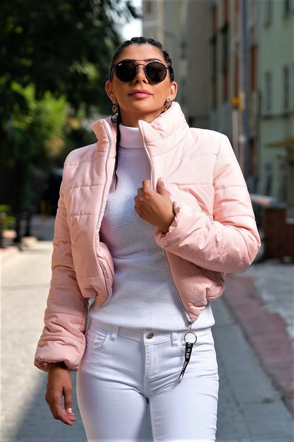 Pudra rengi, dik yakalı, su geçirmez, kısa kesim şişme mont.