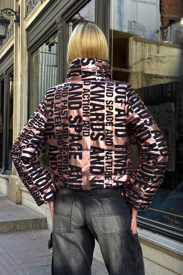 Siyah yazılı, dik yakalı, parlak rose rengi kısa şişme mont.