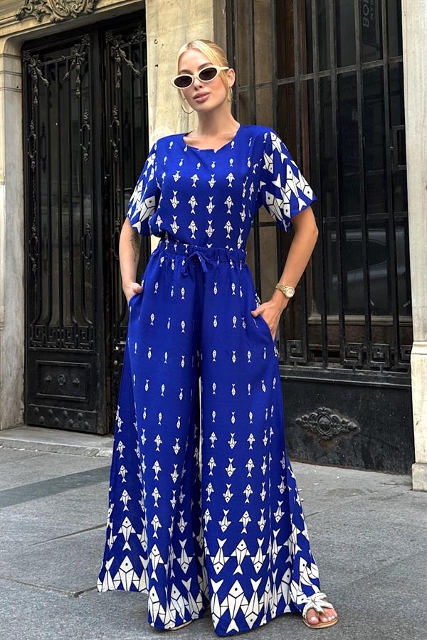 Saks mavisi balık desenli, kayık yaka bluz ve bol paça pantolondan oluşan ikili takım.