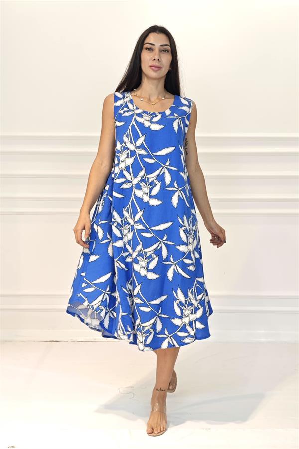 Saks mavisi zemin üzerine beyaz çiçek desenli, U yaka, askılı midi boy viskon elbise.