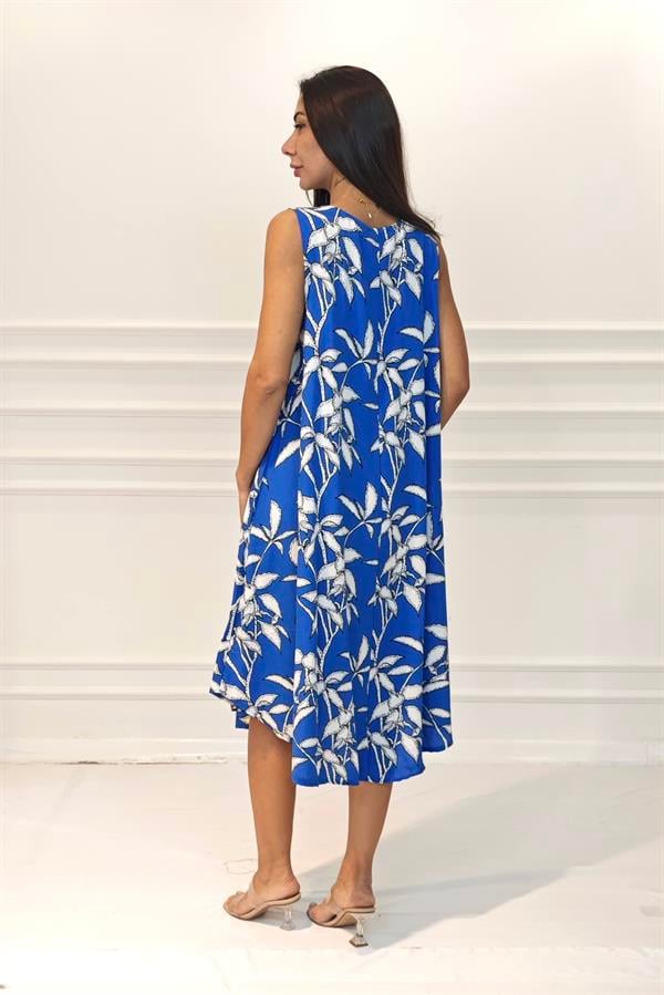 Saks mavisi zemin üzerine beyaz çiçek desenli, U yaka, askılı midi viskon elbise.