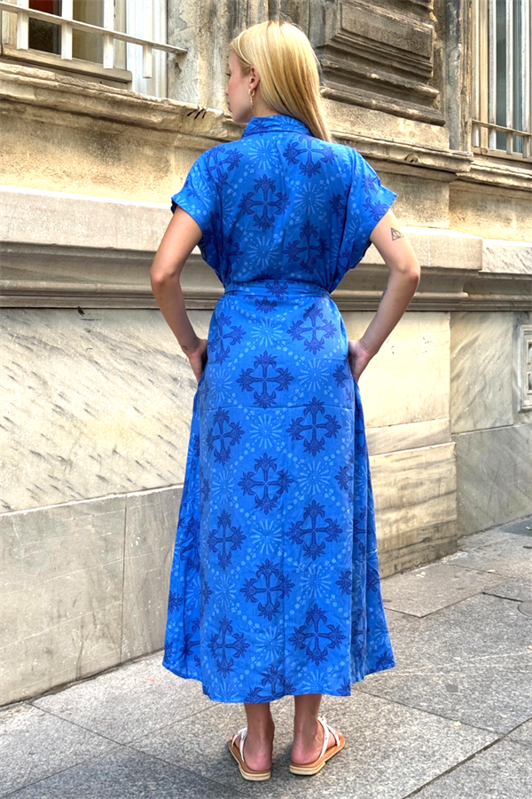 Saks mavisi, gömlek yakalı, kemerli ve desenli uzun viskon elbise.