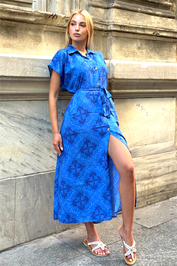 Saks mavisi desenli, gömlek yakalı, kemerli ve yırtmaçlı uzun viskon elbise.