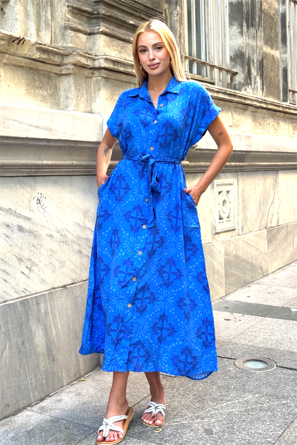 Saks mavisi, desenli, gömlek yakalı, kemerli ve cepli uzun viskon elbise.