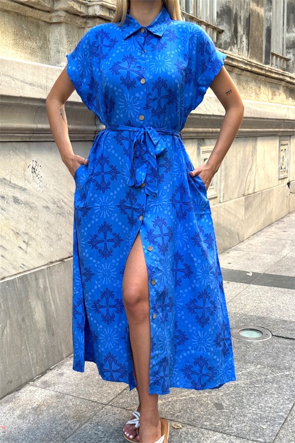 Saks mavisi, desenli, gömlek yakalı, kemerli ve cepli uzun viskon elbise.