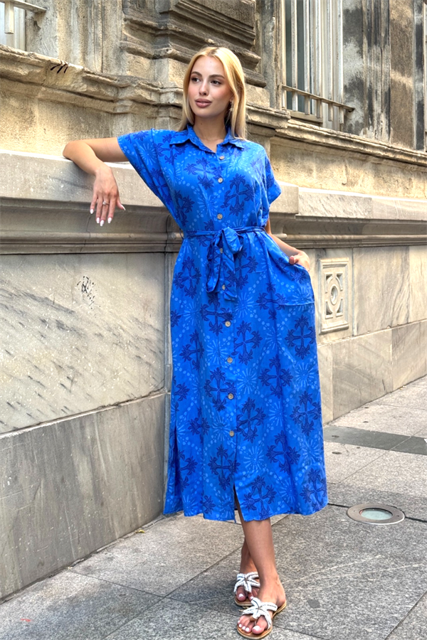 Saks mavisi desenli, gömlek yakalı, kemerli ve cepli uzun viskon elbise.