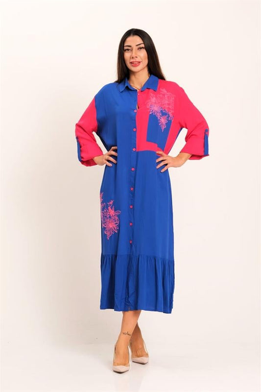 Saks mavisi ve pembe detaylı, nakışlı, fırfırlı etekli ve apoletli uzun gömlek elbise.