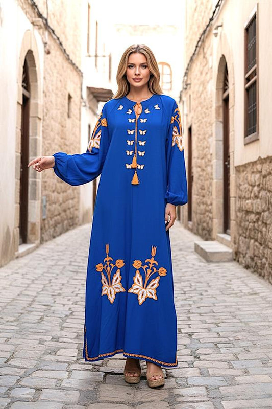 Saks mavisi, sıfır yaka, balon kollu ve otantik nakış detaylı uzun viskon elbise.