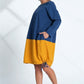 Saks mavisi ve sarı renk bloklu, uzun kollu, cepli ve etek ucu büzgülü keten elbise.