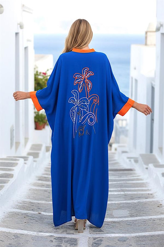 Saks mavisi, sırtında palmiye nakışı bulunan, yarasa kollu ve uzun oversize elbise.