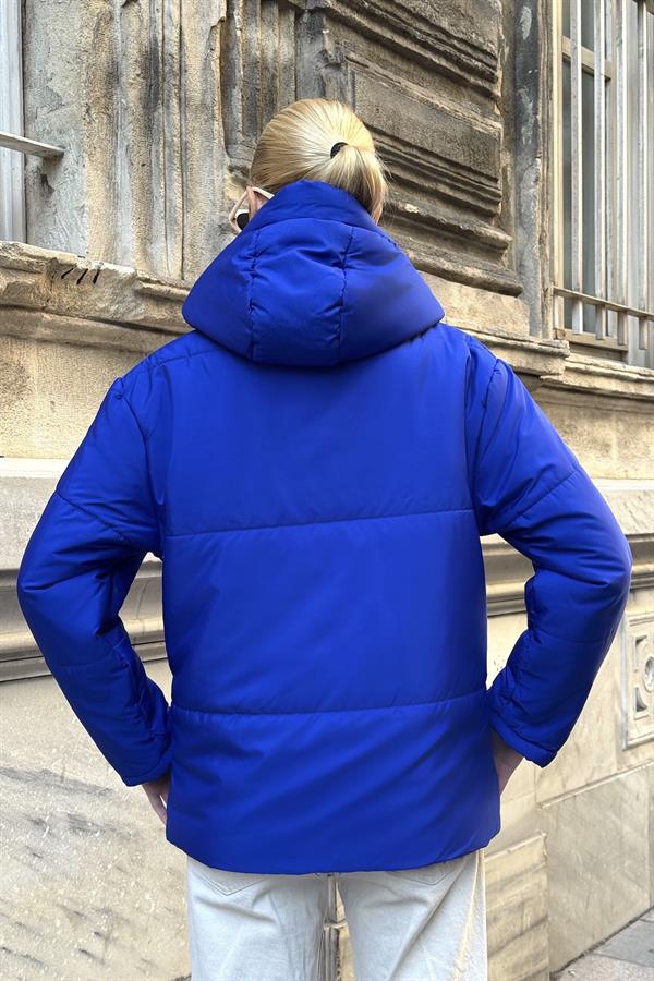Saks mavisi, kapüşonlu, su geçirmez, astarlı ve elyaf dolgulu şişme mont.