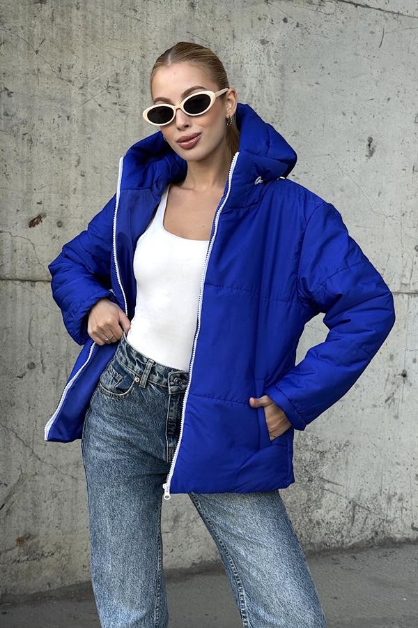 Saks mavisi, kapüşonlu, su geçirmez ve astarlı şişme mont.