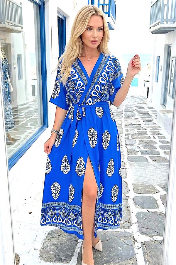 Saks mavisi, V yaka, belden bağlamalı ve desenli uzun viskon elbise.