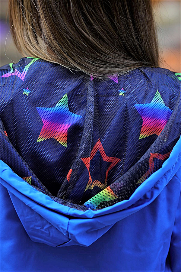 İçi renkli yıldız desenli file astara sahip saks mavisi kapüşonlu yağmurluk.