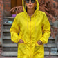 Fermuarlı, kapüşonlu ve cepli sarı renkli ince kadın yağmurluk.