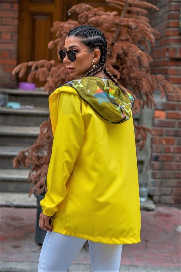 Sarı renkli, yıldız desenli kapüşonu olan, fermuarlı ve cepli ince yağmurluk.