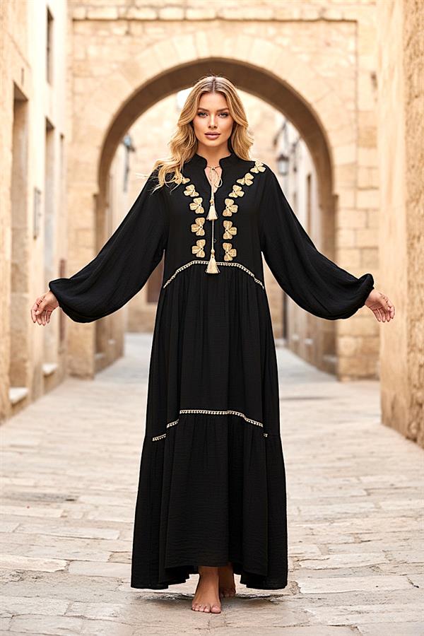 Siyah, balon kollu, önü yonca nakışlı ve püsküllü, kat kat detaylı uzun viskon elbise.