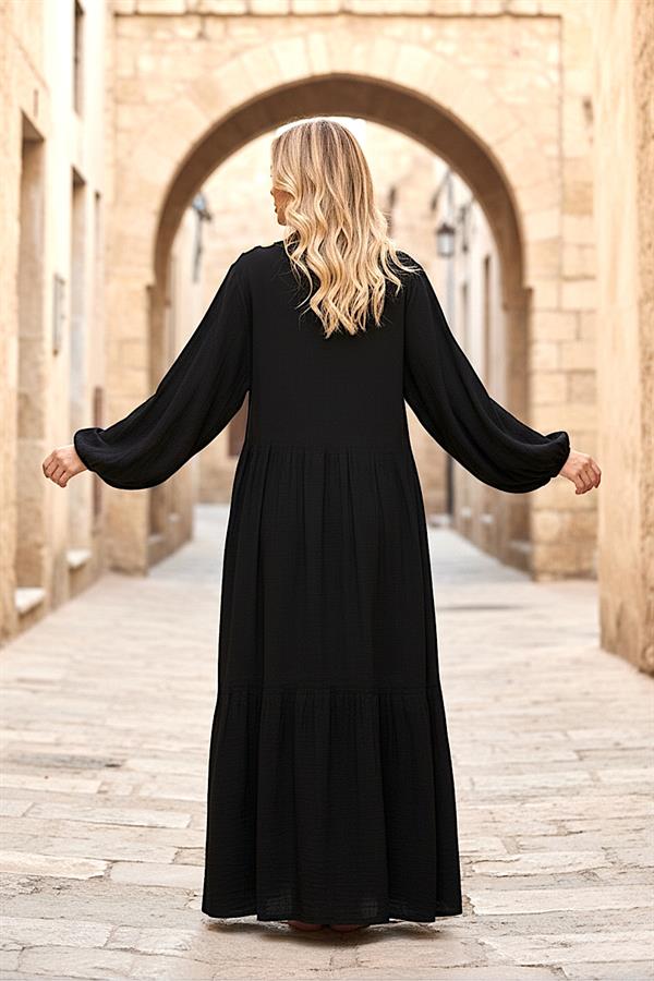 Siyah, balon kollu, kat kat etekli ve uzun viskon elbise.