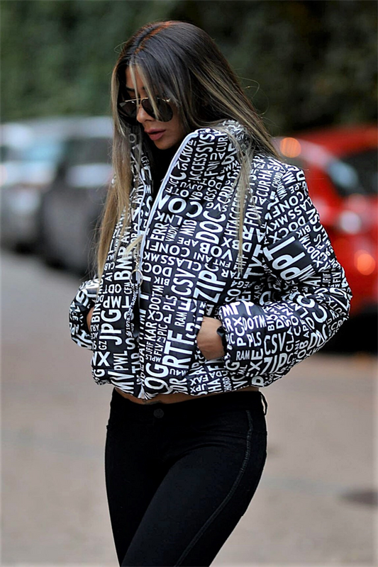 Siyah beyaz harf desenli, dik yakalı ve kısa kesim şişme mont.