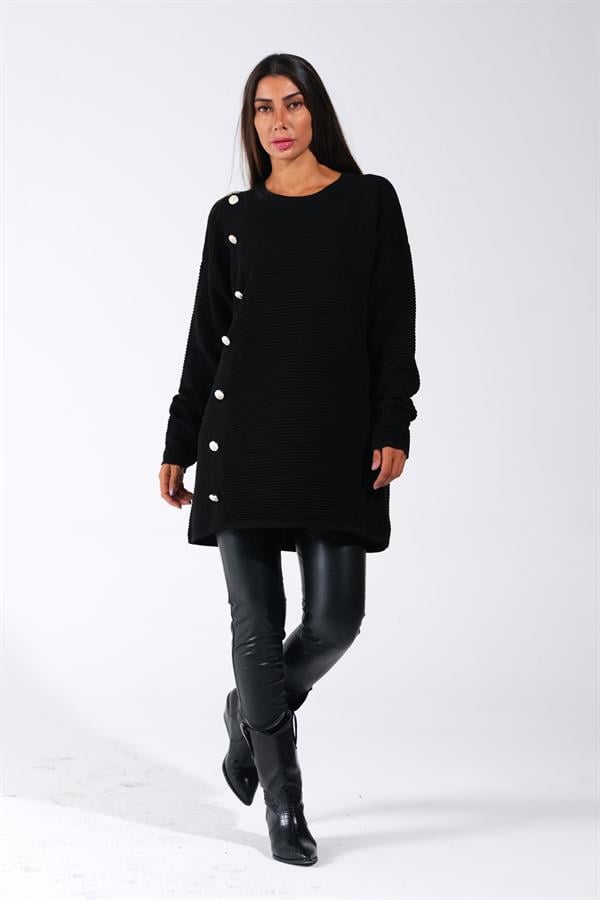 Siyah bisiklet yaka, fitilli dokulu ve yan tarafı düğme detaylı uzun triko kazak.