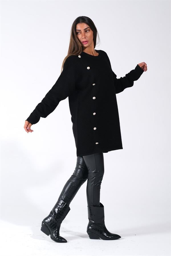 Siyah bisiklet yaka, fitilli ve düğme detaylı uzun triko kazak.