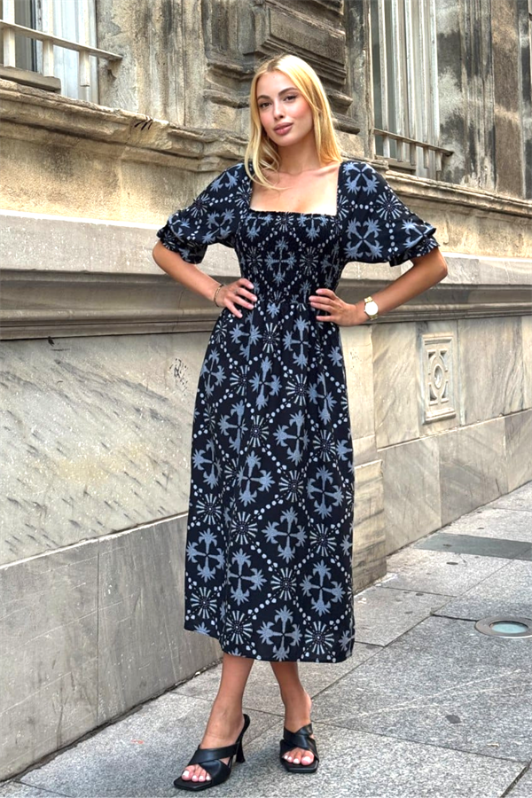 Siyah zemin üzerine desenli, kare yakalı, karpuz kollu ve gipeli uzun viskon elbise.