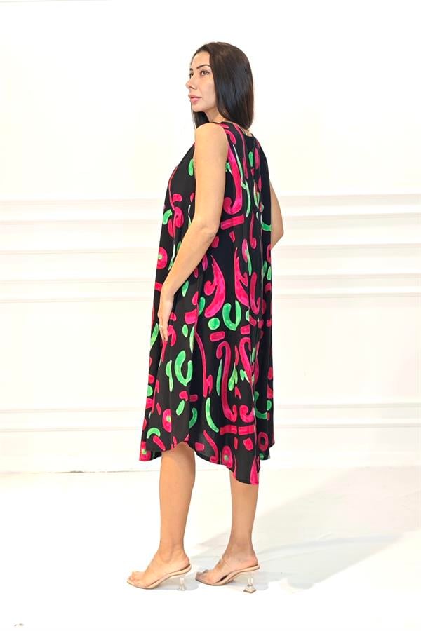 Siyah zemin üzerine pembe ve yeşil desenli, U yaka, askılı, midi boy viskon elbise.